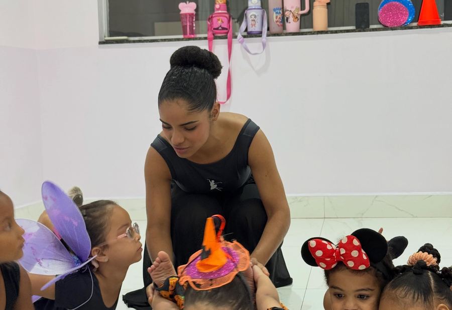 Turma de ballet infantil da Arena CS23 durante a aula