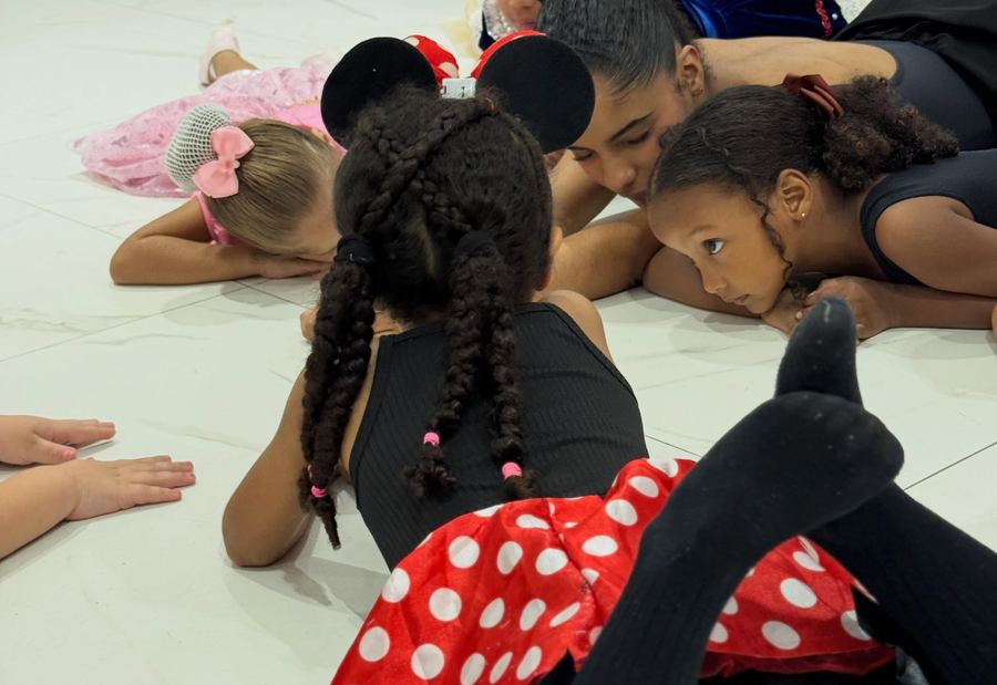Alunas de ballet alongadas no salão da Arena CS23