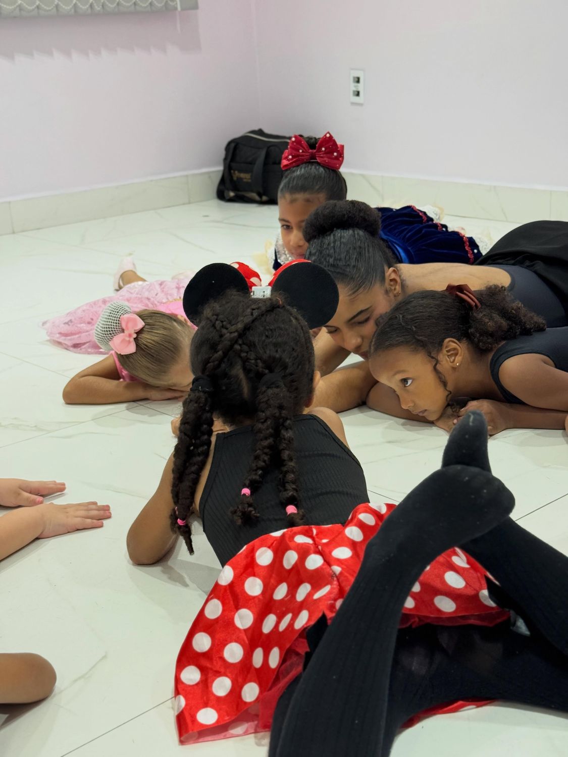 Alunas de ballet alongadas no salão