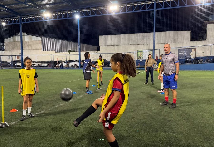 Alunas da escola de futebol feminino em roda de treino