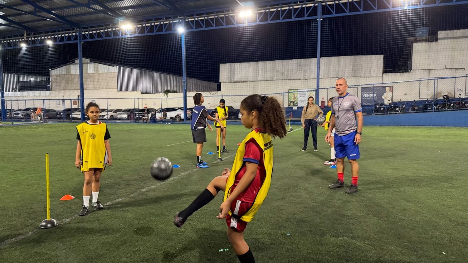 Alunas da escola de futebol feminino em roda de treino