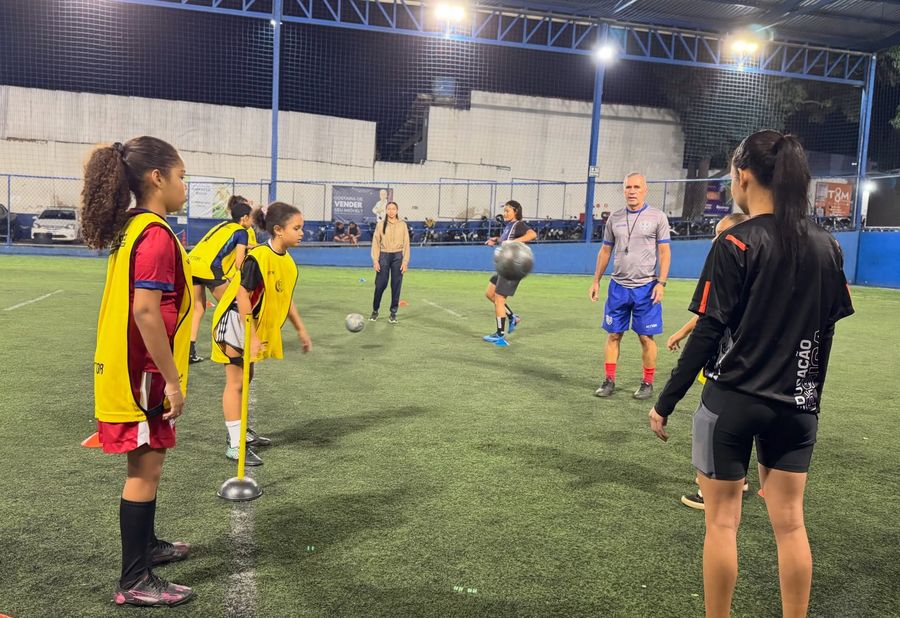Turma de futebol feminino reunida no campo