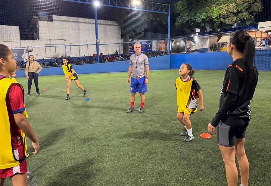 Aluna dominando a bola no treino de futebol feminino