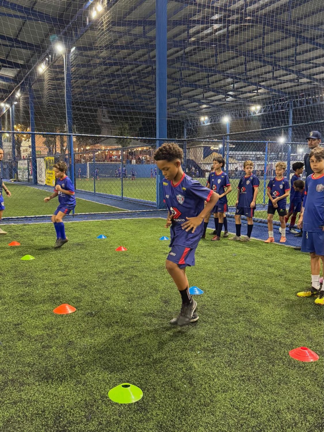 Turma da escola de futebol reunida no campo society