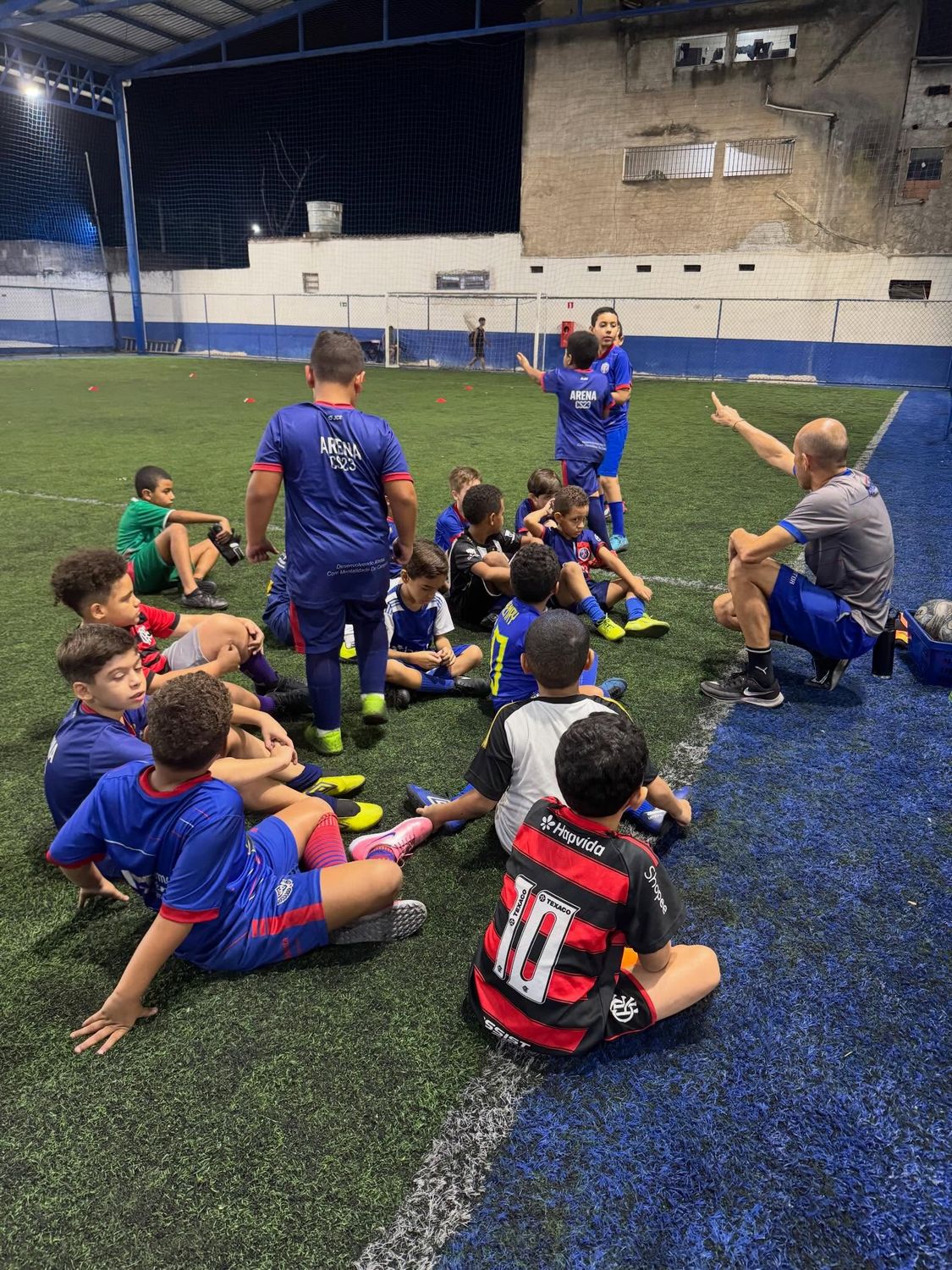 Aluno em circuito de cones no campo society