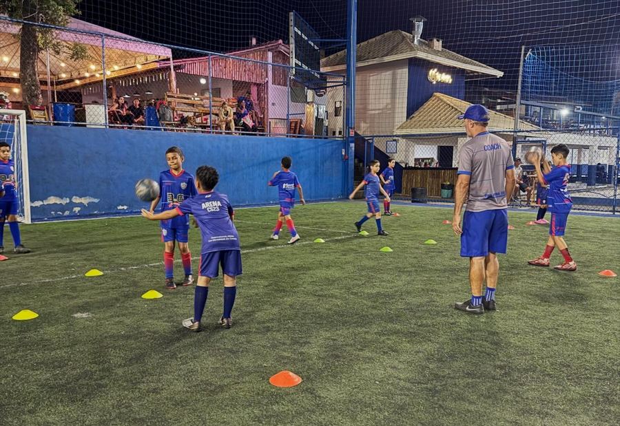Treino noturno da escola de futebol society