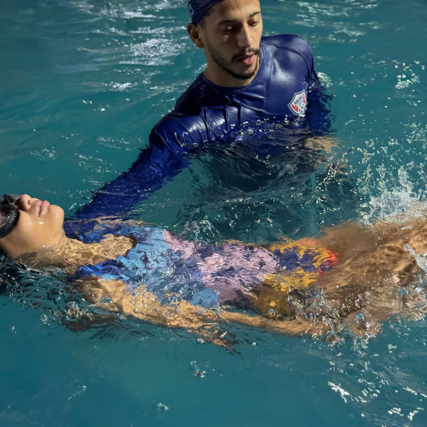 Aula de natação com prancha na piscina